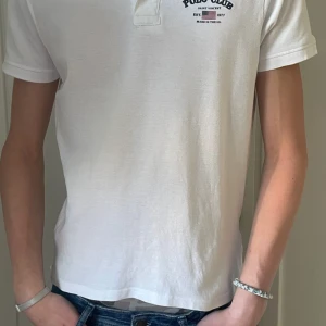  Saint Vincent polo club piké. - Dags att sälja min sjukt snygga  POLO CLUB piké. Pikén är även sparsamt använd och är i  fint skick.  Kan mötas upp på Sollentuna station/centrum eller t centralen. 