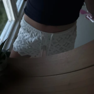 Vita spets shorts  - Jättesöta shorts, köpta från Chelsea. Dem är i ett fint skick, inga defekter. Dem passar även till de flesta toppar/ tröjor. Om du har frågor eller vill ha fler bilder, är det bara att skriva 💓