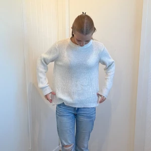 Vit stickad tröja - Vit stickad tröja från NA-KD. I storlek XXS men skulle själv säga S. Bra skick och knappt använd. 