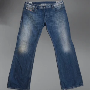 Bootcut diesel jeans - jättesnygga flared/bootcut jeans från diesel med snygg wash, skriv för mått!!