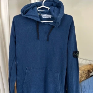 Blå Stone Island Hoodie Medium - Stone Island hoodie i storlek M, den är i fint skick förutom att CLG lappen ramlat av.