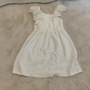 Klänning från Zara - Vacker köänning från Zara använd 1 gång för skolavslutning, frakt ingår i priset💕 