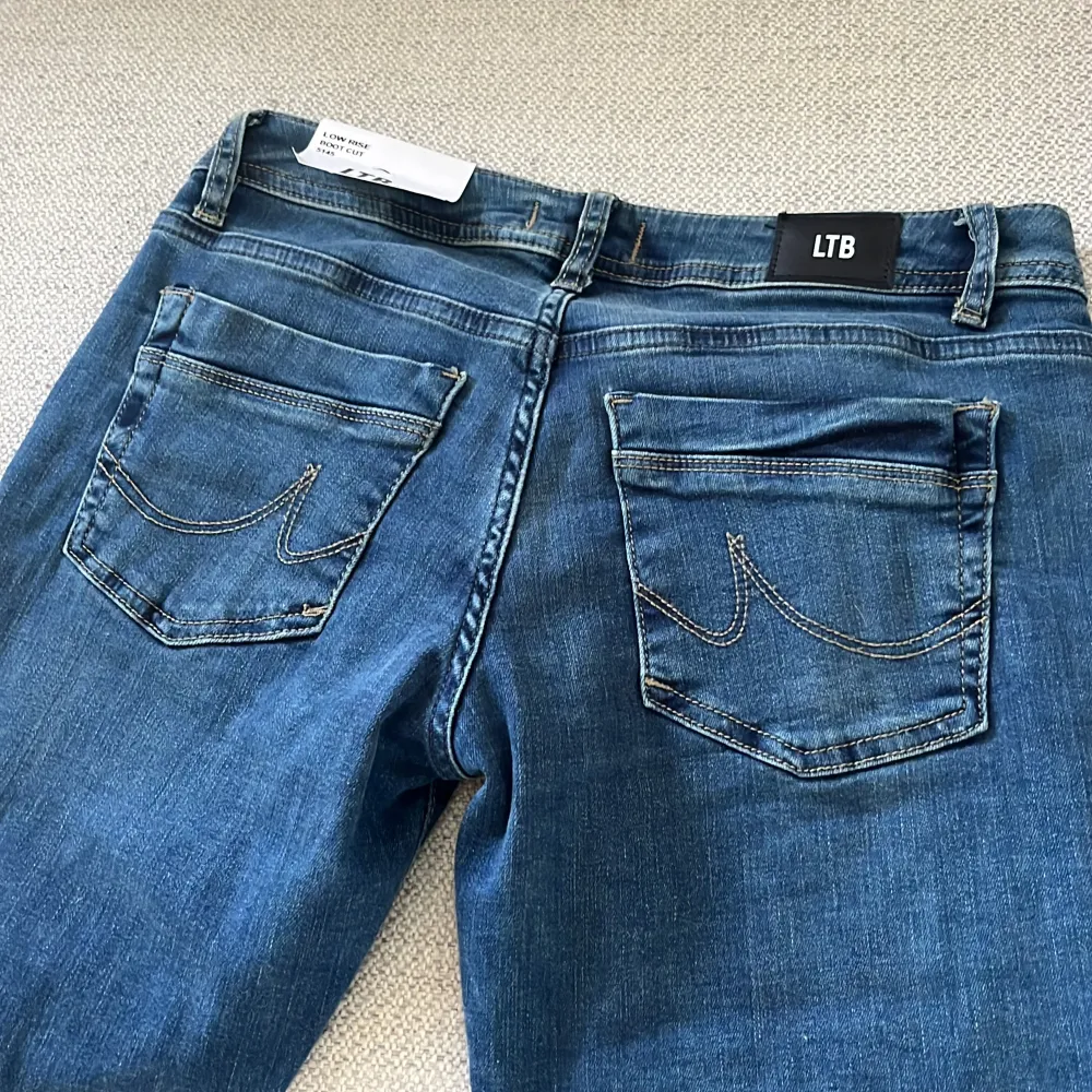 Ett helt oanvända par LTB valerie jeans med prislappen kvar. Storlek 27/34, färg ”blue lapis wash”.. Jeans & Byxor.