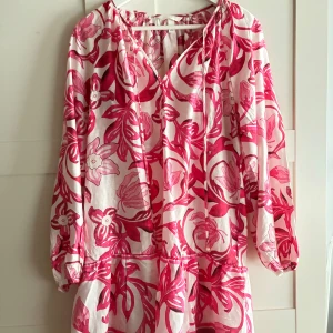 Hm klänning  - Säljer denna klänningen ifårn Hm då den inte kommer till användning längre. Endast använd en gång så de är som ny🩷🩷