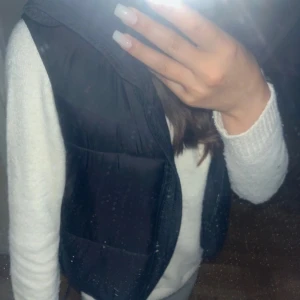Zara väst  - Svart zara väst med luva. Varm och knappast använd. Dragkedjan funkar. Skriv privat för fler frågor 💕