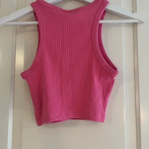 Rosa topp - säljer även denna kroppade topp ifrån h&m. Använd fåtal gånger, passar dig med storlek XS men väldigt strechig. Hör av dig vid frågor och intresse💗 pris kan diskuteras.