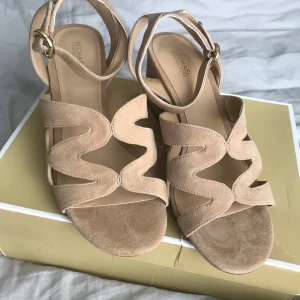 Klackskor Michael kors  - Helt nya klackskor! Nypris 1700 kr men säljer för 699 kr! Perfekta till fest och vardag. I storlek 8 vilket motsvarar 39/40