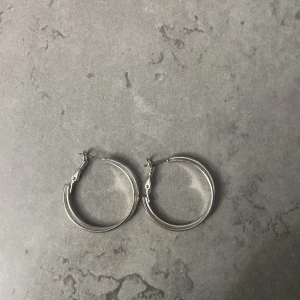 Silver örhängen  - Jätte fina silver örhängen. Säljer för att jag inte använder silver. Men tycket dom va för snygga för att lämna kvar så jag köpte dom. Använda 2 gånger. Pris kan som vanligt diskuteras. Sätt bara ett bud så svarar jag så snabbt som möjligt.💖