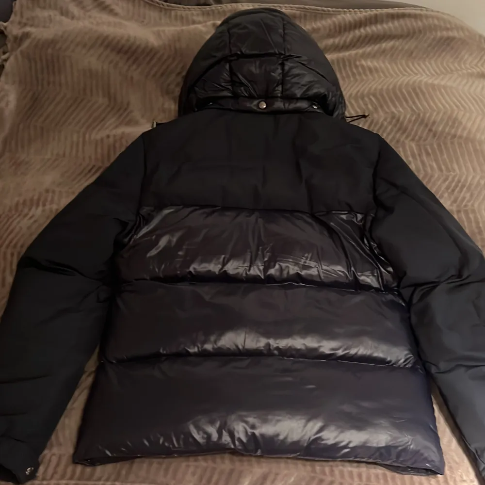 Säljer min Moncler Jacka som är köpt förra året (den såklart äkta). Den är köpt på NK Stockholm och den är i fint skick - näst intill inga skador. Storlek 2 (Medium). DIST QR koden fungerar, samma gäller loggans QR kod. Fler bilder finns. . Jackor.