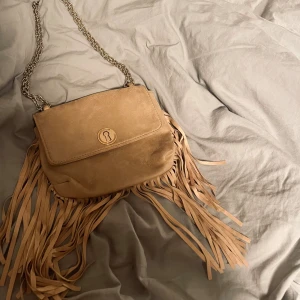 Väska med fransar - Så fin väska med fransar! Köpt i usa