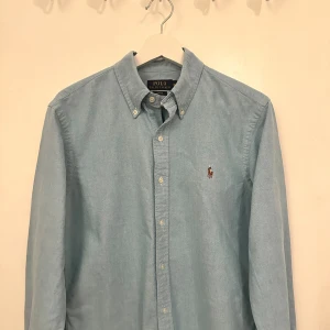 Ralph lauren skjorta - Säljer denna nytvättade och nystrykta Raffe skjortan som är i mycket bra skick, perfekt om man vill sätta lite färg på outfiten, går aldrig fel med en av dessa! Skriv vid minsta fundering💬