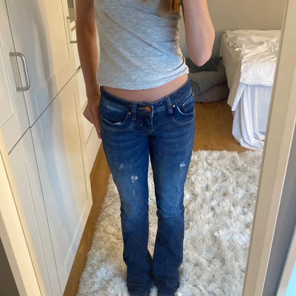 hejj, säljer super populära o as coola jeans från ltb i modellen valerie 💓💓 dem är köpta för 1099kr och är i nyskick 💘💘. Jeans & Byxor.