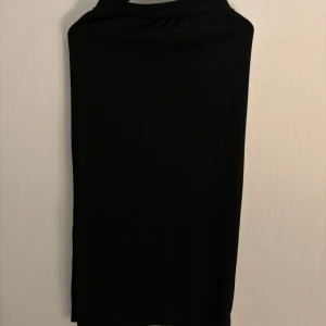 Kjol  - Svart kjol från jeansbolaget i storlek xs