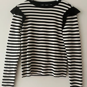 Långärmad tröja - Letar du efter ett nytt plagg till hösten?🍂🤎Då har du kommit rätt! Tröjan är använd mindre än tio gånger och är i väldigt bra skick.  Den är lätt att styla och stämmer överens med storleken🫶🏼