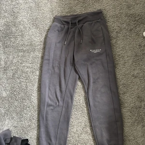 Mckenzie byxor  - Stilrena Mckenzie byxor i storlek smal som knappt har varit använd inga fläckar och inte smutsig 