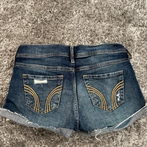 Shorts  - Superfina shorts från hollister. Är i storlek w 25 (motsvarar xs). I mycketbra skick och knappt använda🫶🏼