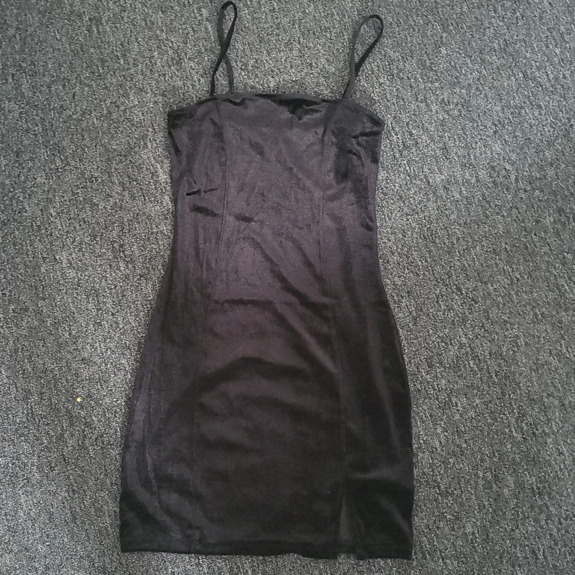 Svart tajt klänning