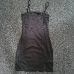Svart tajt klänning - En jättesnygg klänning som endast är använd en gång!!💘 
