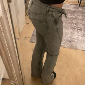 Lågmidjade bootcuts✌🏼 - Säljer mina fina jeans pga att dom har blivit alldeles försmå. Dom är använda men fortfarande i ett sjukt bra skick!💓