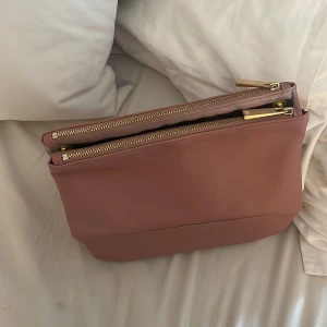 Necessär  - Jätte fin necessär från hm💞 (3 fack med dragkedja)