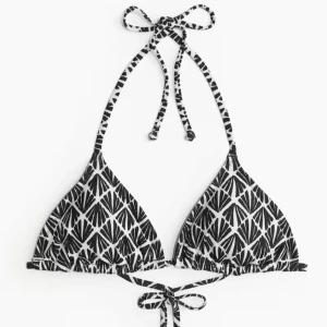 Mönstrad bikini överdel  - Säljer denna bikini överdelen från HM! Supersnygg, dock köpte jag fel storlek så den har inte användts. Nypriset var 129 kr!  Kontakta mig för fler bilder eller vid intresse❣️