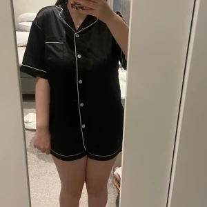 Toplady - pyjamas  - Säljer min helt oanvända silkespyjamas från toplady! Shorts och skjorta i silke! Super vacker och skön. Kom privat för mer frågor eller bilder, priset går alltid att diskutera 🫶🏻