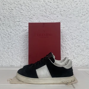 Valentino flycrew - STEAL!! Ett par av de omtalade och sällsynta valentino Flycrew i bra skick! Inga större defekter på skorna. 3 nitar borta. Size 39 men sitter stort så passar även runt strl 40. Hör av er vid andra frågor MVH// VALENCO