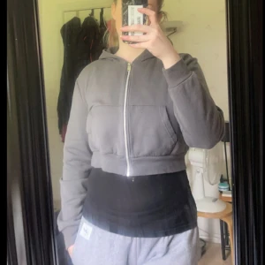 Hoodie - En croopad hoodie med dragkedja som går att använda till vardags