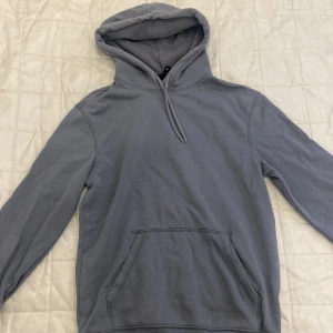 Hoodie ifrån HM - Blå grå aktig hoodie ifrån hm Relaxed fit, perfekt skick, Storlek XS
