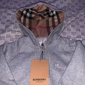 Burberry zip hoodie  - Burberry zip hoodie, helt ny och bra kvalitet.