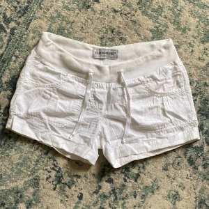 Lågmidjade linneshorts - Lågmidjade vita shorts i linne! Stl S/M, aldrig använda Pris är förhandlingsbart!!