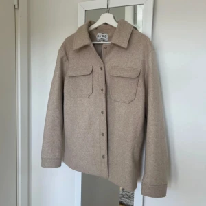 Beige jacka NA-KD - Beige jacka/overshirt från NA-KD. Inte använd strl XS.