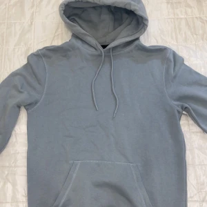 Relaxed fit hoodie ifrån HM - Relaxed fit hoodie ifrån hm i färgen turkos/blå. Hoodie är i perfekt skick, Relaxed fit i storlek XS