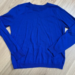 Fin blå tröja från Mango! - En så fin blå tröja från Mango i superskönt material, endast använd vid ett fåtal tillfällen. Nypris: 399kr