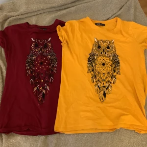 T-shirts med ugglemotiv från FB Sister - Två t-shirts från FB Sister i storlek XS. Den ena är vinröd och den andra är gul, båda med ett detaljerat ugglemotiv på framsidan. Går att köpa tillsammans och separat. 1 för 40, 2 för 80kr. Storlek XS men skulle säga S eller M.