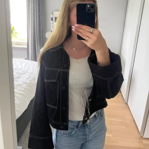 Jeansjacka - Jeans jacka från Monki i xxs, men skulle säga att den sitter mer som xs-s. Säljer då den inte kommer till användning🫶🏻