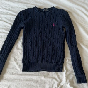 Ralph Lauren Tröja - Sjukt snygg äkta mörkblå ralph lauren tröja i storlek S, sparsamt använd och inga defekter! Säljs då den ej kommer till användning💞