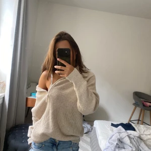 Stickad tröja  - Supermysig stickad tröja som knappt är använd. Man kan ha på många sätt t.ex Off shoulder och turtleneck. Det står strl S men är lite stor i storleken. 