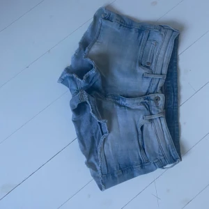 Jeans shorts - Säljer dessa jeans shorts som jag köpte på en marknad i spanien, det står att de är från h&m :)