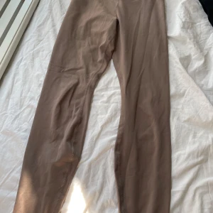 beiga träningssajts - säljer dessa beiga träningstajts från hm i storlek xs