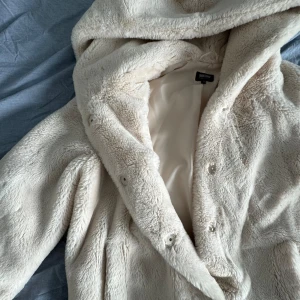 Pälsjacka  - Jättesnygg beige (fusk)pälsjacka som tyvärr inte kommer till användning 🤗 Hör av dig vid frågor eller fler bilder!