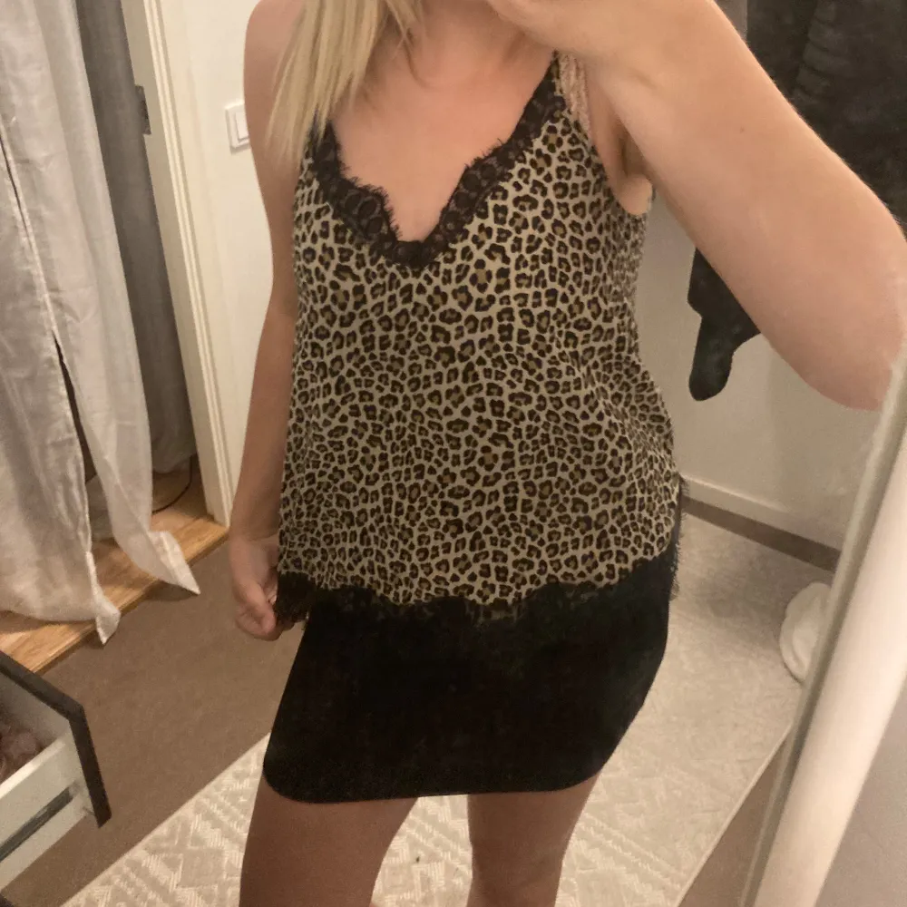 Snygg leopard linne 🐆 Använd ca 3 ggr  . Toppar.