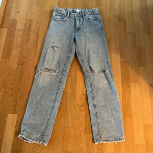 Ripped straight jeans - Size is 164, but fits as XS