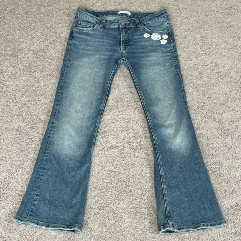 midja: 72 innerben: 71 🤍 egendesignade lågmidjade bootcut jeans 🤍 jag är 171cm & stl S/36/28 för referens 🤍 läs POLICY & FRAKT (i gillade inlägg) innan du skriver 🤍 använd gärna ”Köp” 🤍 . Jeans & Byxor.