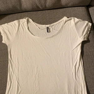 T-shirt - Basic vit t-shirt, lite genomskinlig- plus frakt 