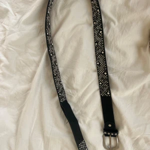 Snyggt skärp  - Snyggt skärp med stenar! Gått upp lite på ett ställe som syns på bilden men inget som märks. Hör av er vid frågor💗