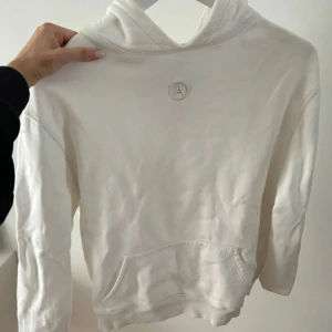 Hoodie S - Från Axel Arigato. Urtvättad och nopprig. Använt skick lite krympt i storleken. Lite ingrott smink runt kragen.