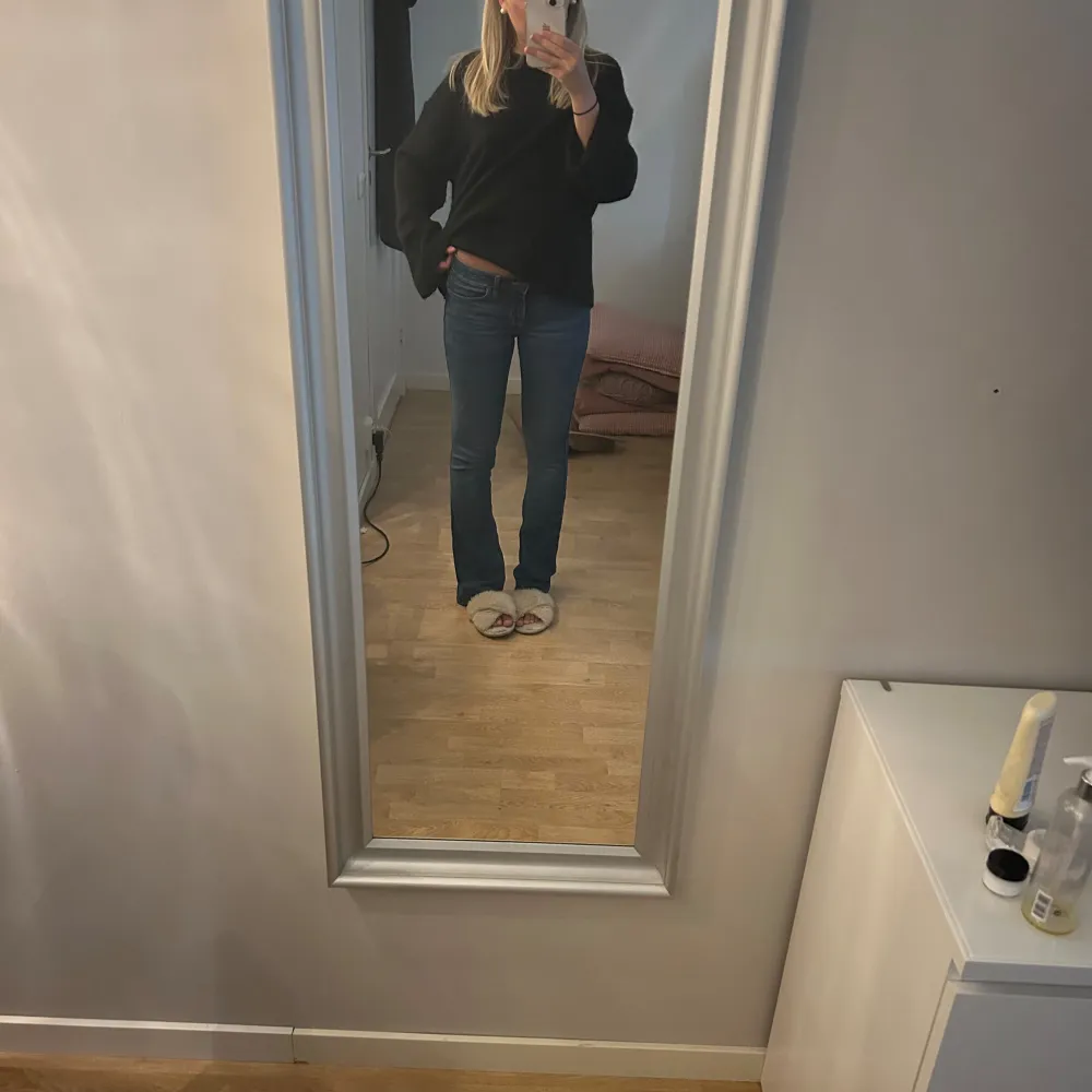 superfina lågmidjade jeans från hollister, jätte bra skick o knappt använda! Storlek 25 i midja längd long! Nypris 650 kr . Jeans & Byxor.