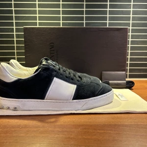 Valentino Flycrew Navy/Mörkblå | 42-43 - Jag säljer nu dessa sjukt eftertraktade Valentino Flycrewsen i storlek 42-43🌟Till skorna tillkommer allt og, alltså Valentino låda, dustbags, extra snören och vykort🌟Nyskick, alla nitar sitter kvar! På snabb affär kan jag gå med med på lägre pris!✅