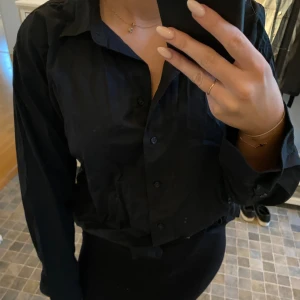 Svart skjorta i S  - Svart skjorta i storlek S från Ginatricot. 